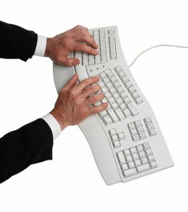 руки на клавиатуре